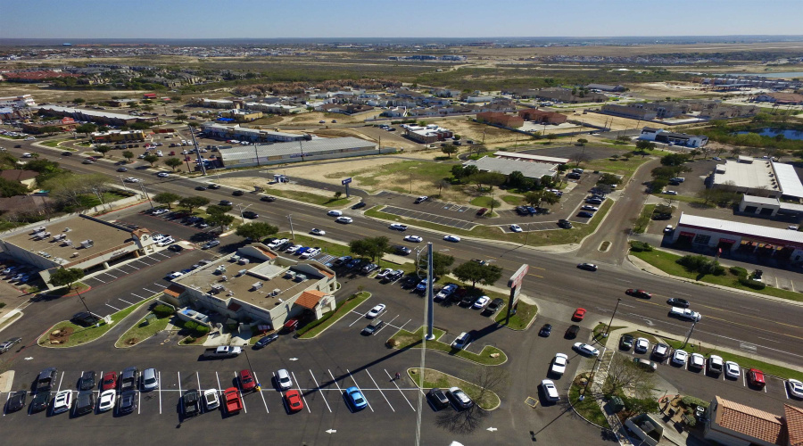 1321 E Del Mar Blvd, Laredo, Texas 78041, 1 Room Rooms,2 BathroomsBathrooms,Commercial retail/office,For Rent,1321 E Del Mar Blvd,20241655