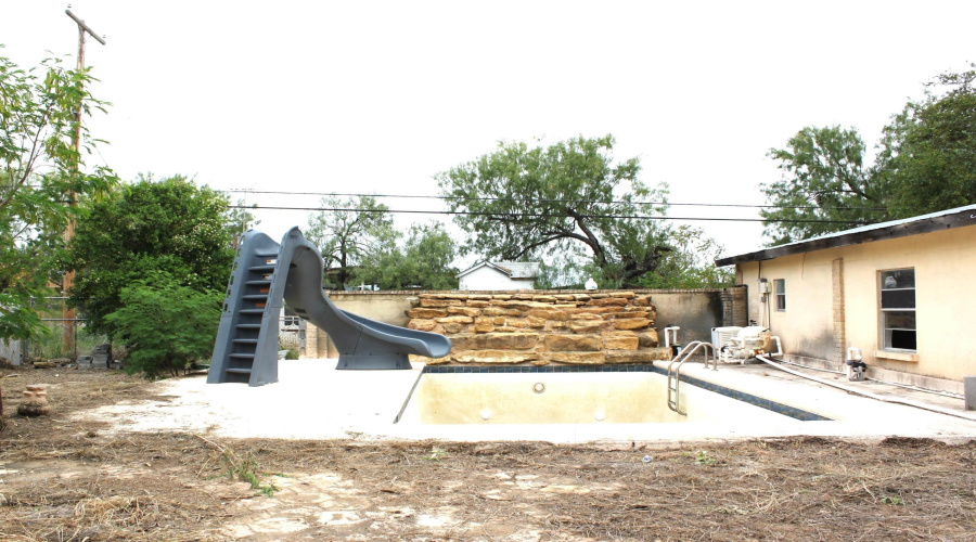 2002 Kennedy St, Zapata, Texas 78076, 4 Bedrooms Bedrooms, 9 Rooms Rooms,2 BathroomsBathrooms,Residential,For Sale,2002 Kennedy St,20242434