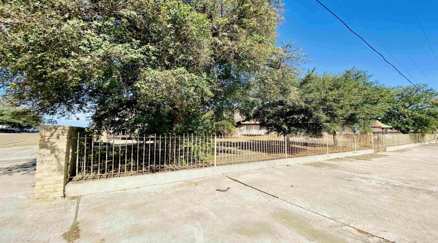 2002 Kennedy St, Zapata, Texas 78076, 4 Bedrooms Bedrooms, 9 Rooms Rooms,2 BathroomsBathrooms,Residential,For Sale,2002 Kennedy St,20242434