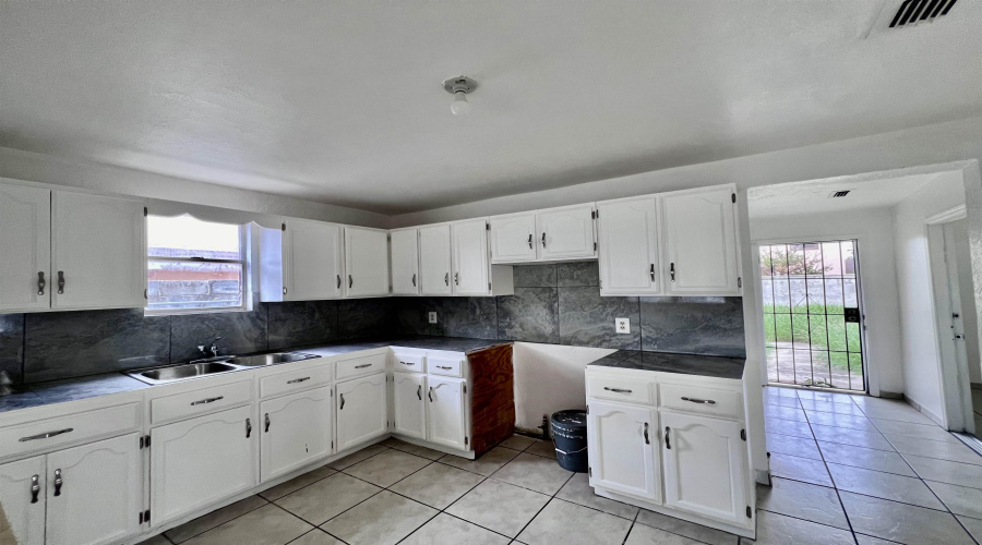 231 Segovia Dr, Laredo, Texas 78046, 4 Bedrooms Bedrooms, 9 Rooms Rooms,2 BathroomsBathrooms,Residential,For Sale,231 Segovia Dr,20243024