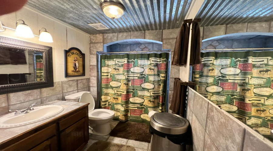 130 N. Jab Dr., Zapata, Texas 78076, 6 Bedrooms Bedrooms, 8 Rooms Rooms,3 BathroomsBathrooms,Residential,For Rent,130 N. Jab Dr.,20250221