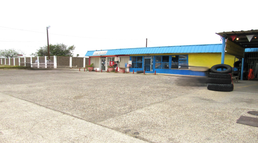 3810 E Saunders St, Laredo, Texas 78041-7644, 1 Room Rooms,4 BathroomsBathrooms,Commercial retail/office,For Sale,3810 E Saunders St,20250237