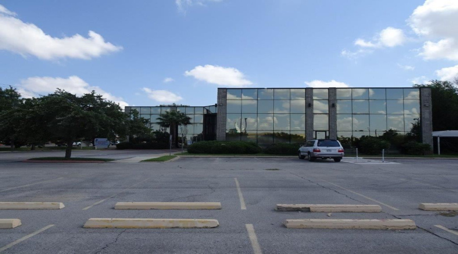 5215 McPherson Rd, Laredo, Texas 78041, 1 Room Rooms,4 BathroomsBathrooms,Commercial retail/office,For Sale,5215 McPherson Rd,20250527