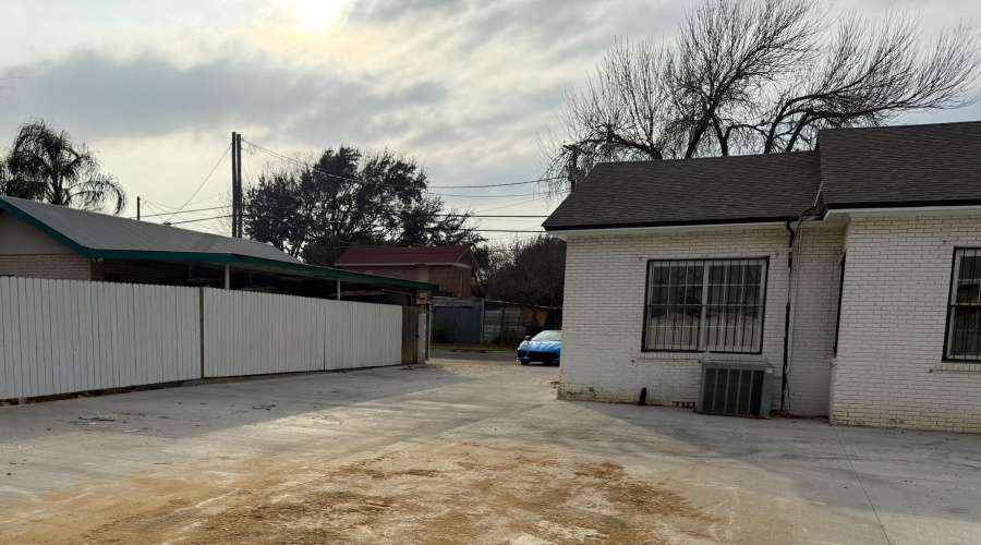 1901 Chihuahua St, Laredo, Texas 78043, ,2 BathroomsBathrooms,Commercial retail/office,For Rent,1901 Chihuahua St,20250645