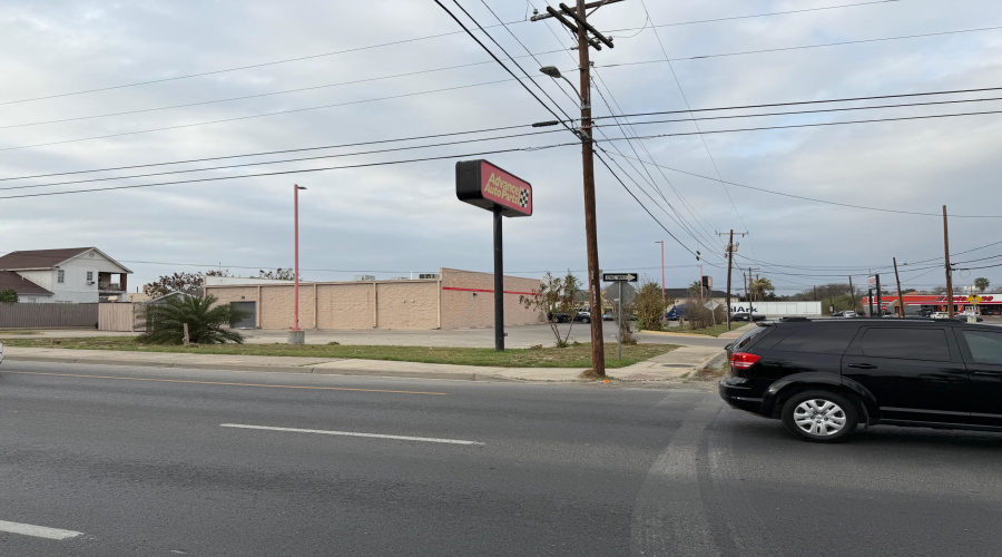 1901 Chihuahua St, Laredo, Texas 78043, ,2 BathroomsBathrooms,Commercial retail/office,For Rent,1901 Chihuahua St,20250645