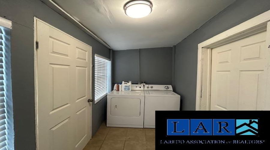 414 Houston St, Laredo, Texas 78040, 2 Bedrooms Bedrooms, 4 Rooms Rooms,1 BathroomBathrooms,Residential,For Sale,414 Houston St,20250721