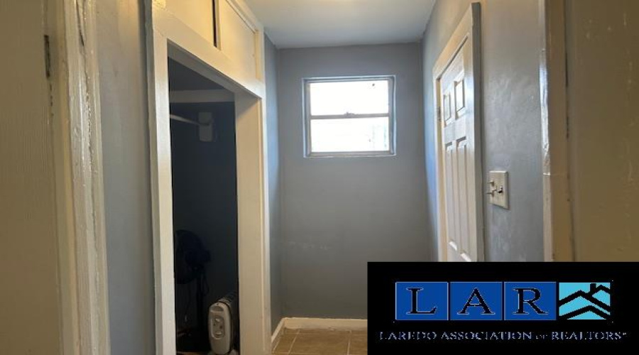 414 Houston St, Laredo, Texas 78040, 2 Bedrooms Bedrooms, 4 Rooms Rooms,1 BathroomBathrooms,Residential,For Sale,414 Houston St,20250721