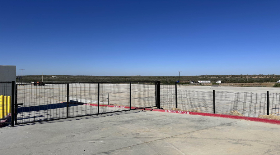 19926 Kraus Lp., Laredo, Texas 78045, 1 Bedroom Bedrooms, 51 Rooms Rooms,4 BathroomsBathrooms,Commercial/industrial,For Rent,19926 Kraus Lp.,20250889