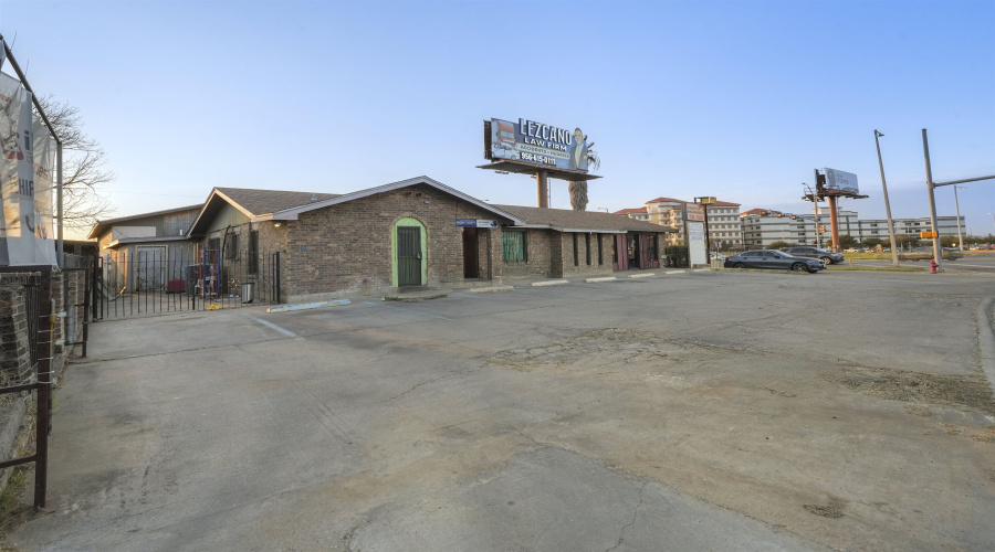 1919 E Saunders St, LAREDO, Texas 78046-0000, 11 Rooms Rooms,4 BathroomsBathrooms,Commercial retail/office,For Sale,1919 E Saunders St,20251295
