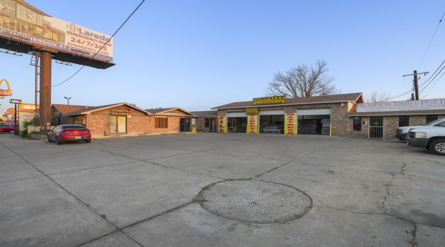 1919 E Saunders St, LAREDO, Texas 78046-0000, 11 Rooms Rooms,4 BathroomsBathrooms,Commercial retail/office,For Sale,1919 E Saunders St,20251295