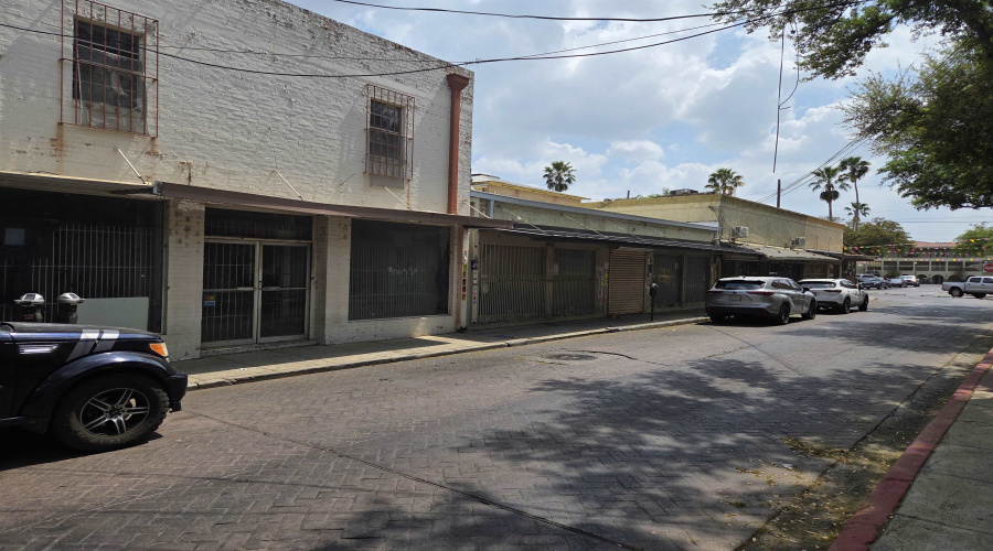 313 Flores Ave, LAREDO, Texas 78040, ,2 BathroomsBathrooms,Commercial retail/office,For Rent,313 Flores Ave,20251371