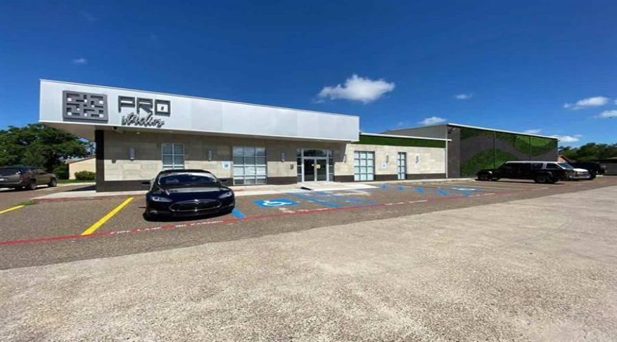 900 Hillside Rd, LAREDO, Texas 78041, 21 Rooms Rooms,2 BathroomsBathrooms,Commercial retail/office,For Rent,900 Hillside Rd,20251430