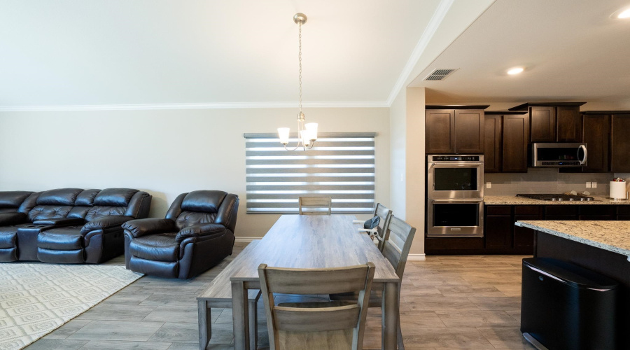 1423 Ocaso Dr., Laredo, Texas 78045, 5 Bedrooms Bedrooms, 9 Rooms Rooms,3 BathroomsBathrooms,Residential,For Sale,1423 Ocaso Dr.,20251502