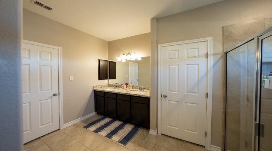 1423 Ocaso Dr., Laredo, Texas 78045, 5 Bedrooms Bedrooms, 9 Rooms Rooms,3 BathroomsBathrooms,Residential,For Sale,1423 Ocaso Dr.,20251502