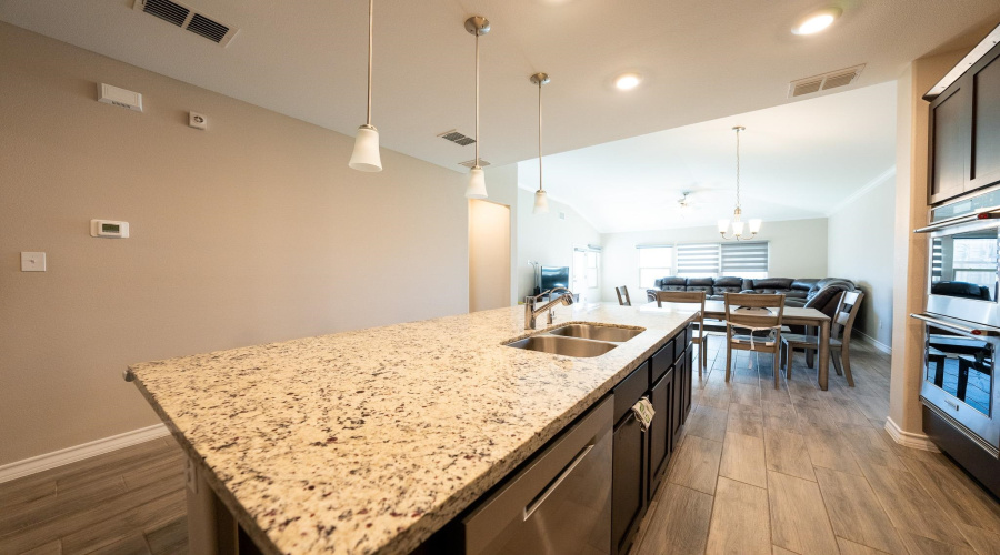 1423 Ocaso Dr., Laredo, Texas 78045, 5 Bedrooms Bedrooms, 9 Rooms Rooms,3 BathroomsBathrooms,Residential,For Sale,1423 Ocaso Dr.,20251502