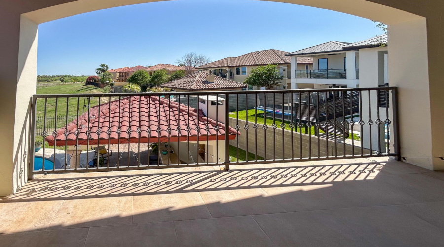421 Emerald Lake Dr, Laredo, Texas 78041, 4 Bedrooms Bedrooms, 10 Rooms Rooms,3 BathroomsBathrooms,Residential,For Sale,421 Emerald Lake Dr,20251613