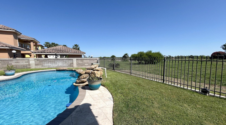 421 Emerald Lake Dr, Laredo, Texas 78041, 4 Bedrooms Bedrooms, 10 Rooms Rooms,3 BathroomsBathrooms,Residential,For Sale,421 Emerald Lake Dr,20251613