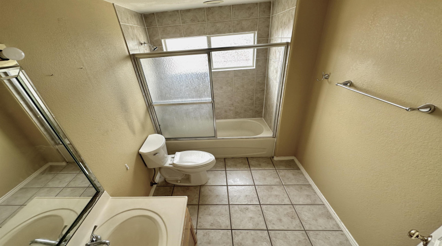1611 Denmark Ln, Laredo, Texas 78045, 5 Bedrooms Bedrooms, 7 Rooms Rooms,3 BathroomsBathrooms,Residential,For Sale,1611 Denmark Ln,20242959
