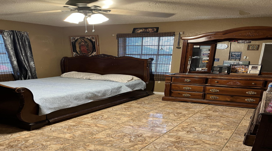 2013 Cedar Ave, Zapata, Texas 78076, 3 Bedrooms Bedrooms, 6 Rooms Rooms,2 BathroomsBathrooms,Residential,For Sale,2013 Cedar Ave,20251616