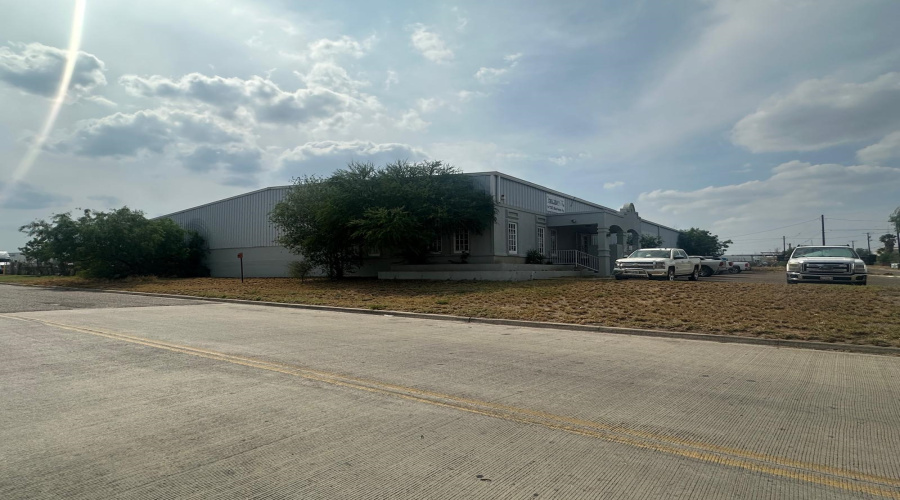 14202 Business Ave, Laredo, Texas 78045-7, 1 Bedroom Bedrooms, 11 Rooms Rooms,2 BathroomsBathrooms,Commercial/industrial,For Rent,14202 Business Ave,20251795