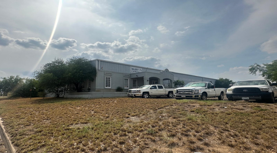 14202 Business Ave, Laredo, Texas 78045-7, 1 Bedroom Bedrooms, 11 Rooms Rooms,2 BathroomsBathrooms,Commercial/industrial,For Rent,14202 Business Ave,20251795