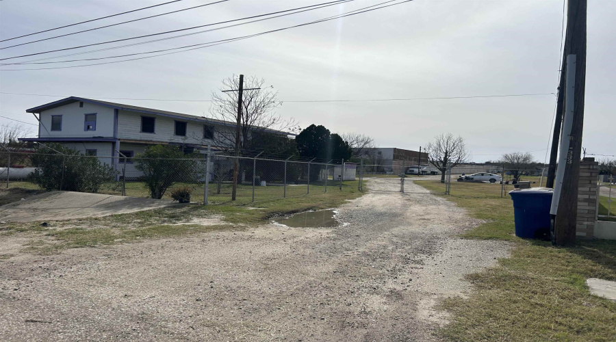 5507 E Saunders St, Laredo, Texas 78041, 1 Bedroom Bedrooms, 6 Rooms Rooms,3 BathroomsBathrooms,Commercial/industrial,For Sale,5507 E Saunders St,20240451