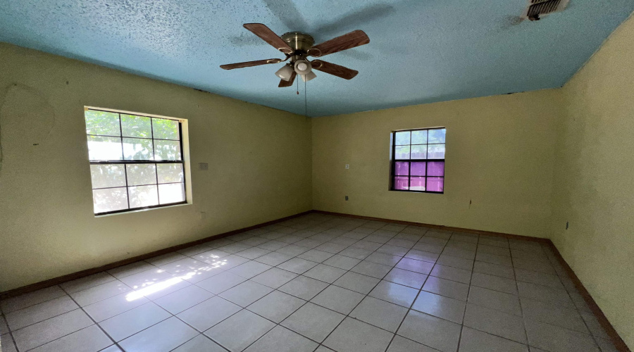 916 Falcon Ave., Zapata, Texas 78076, 4 Bedrooms Bedrooms, 6 Rooms Rooms,2 BathroomsBathrooms,Residential,For Sale,916 Falcon Ave.,20251935