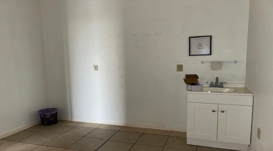 2110 Lomas Del Sur Blvd., Laredo, Texas 78046, 6 Rooms Rooms,1 BathroomBathrooms,Commercial retail/office,For Rent,2110 Lomas Del Sur Blvd.,20251990