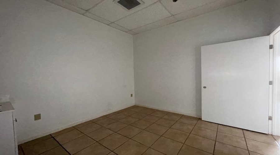 2110 Lomas Del Sur Blvd., Laredo, Texas 78046, 6 Rooms Rooms,1 BathroomBathrooms,Commercial retail/office,For Rent,2110 Lomas Del Sur Blvd.,20251990