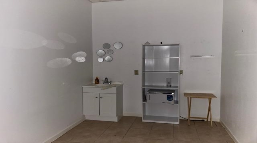 2110 Lomas Del Sur Blvd., Laredo, Texas 78046, 6 Rooms Rooms,1 BathroomBathrooms,Commercial retail/office,For Rent,2110 Lomas Del Sur Blvd.,20251990