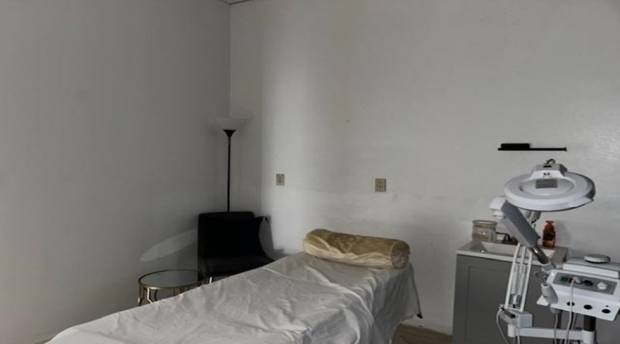 2110 Lomas Del Sur Blvd., Laredo, Texas 78046, 6 Rooms Rooms,1 BathroomBathrooms,Commercial retail/office,For Rent,2110 Lomas Del Sur Blvd.,20251990