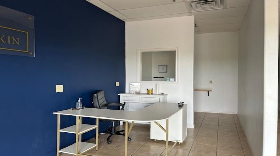 2110 Lomas Del Sur Blvd., Laredo, Texas 78046, 6 Rooms Rooms,1 BathroomBathrooms,Commercial retail/office,For Rent,2110 Lomas Del Sur Blvd.,20251990