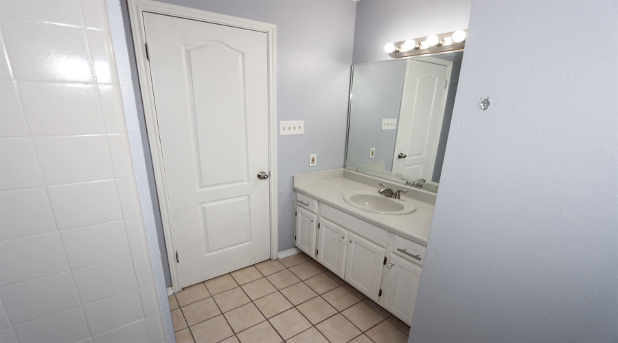 100 E Village Blvd, Laredo, Texas 78041, 2 Bedrooms Bedrooms, 5 Rooms Rooms,2 BathroomsBathrooms,Residential,For Rent,100 E Village Blvd,20252025