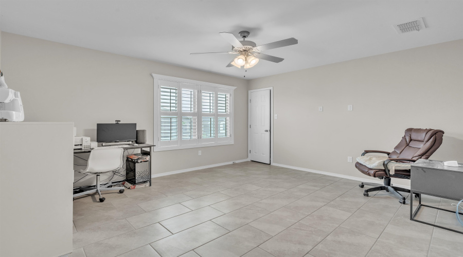 5618 Buckskin Dr., LAREDO, Texas 78046, 5 Bedrooms Bedrooms, 8 Rooms Rooms,3 BathroomsBathrooms,Residential,For Sale,5618 Buckskin Dr.,20252085