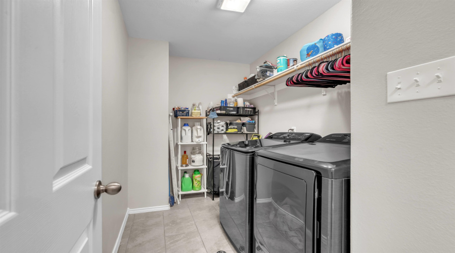5618 Buckskin Dr., LAREDO, Texas 78046, 5 Bedrooms Bedrooms, 8 Rooms Rooms,3 BathroomsBathrooms,Residential,For Sale,5618 Buckskin Dr.,20252085
