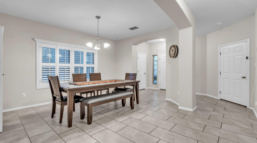 5618 Buckskin Dr., LAREDO, Texas 78046, 5 Bedrooms Bedrooms, 8 Rooms Rooms,3 BathroomsBathrooms,Residential,For Sale,5618 Buckskin Dr.,20252085
