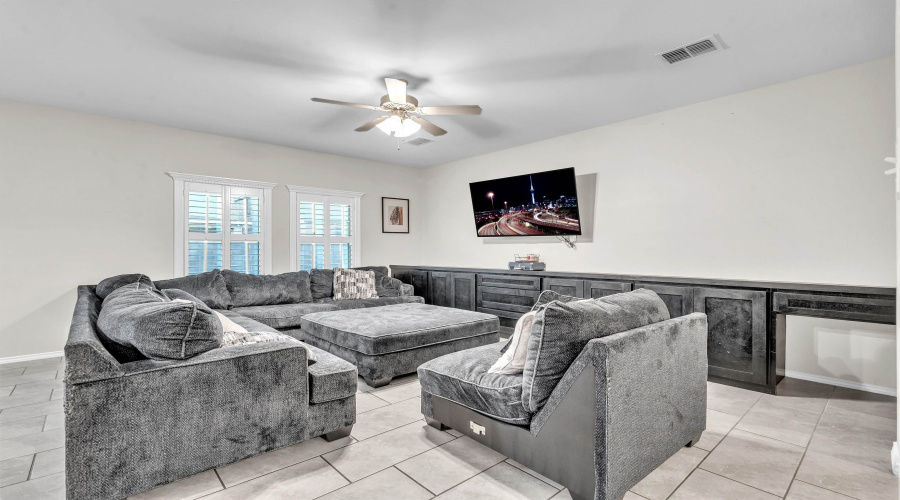 5618 Buckskin Dr., LAREDO, Texas 78046, 5 Bedrooms Bedrooms, 8 Rooms Rooms,3 BathroomsBathrooms,Residential,For Sale,5618 Buckskin Dr.,20252085