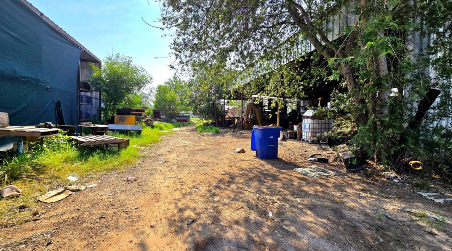 101 N US Highway 83, Laredo, Texas 78043, 1 Bedroom Bedrooms, 1 Room Rooms,1 BathroomBathrooms,Commercial/industrial,For Sale,101 N US Highway 83,20252189 101 N US Highway 83, Laredo, Texas 78043, 1 Bedroom Bedrooms, 1 Room Rooms,1 BathroomBathrooms,Commercial/industrial,For Sale,101 N US Highway 83,20252189