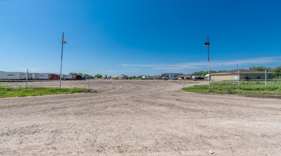 307 Sulfur Mine Rd, Laredo, Texas 78045, 1 Bedroom Bedrooms, 51 Rooms Rooms,4 BathroomsBathrooms,Commercial/industrial,For Sale,307 Sulfur Mine Rd,20252208