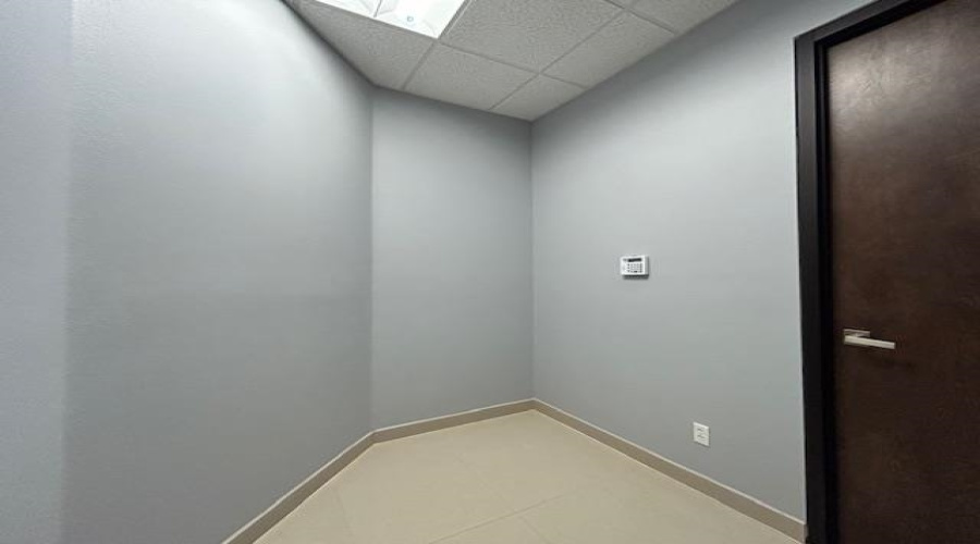 6909 Springfield Ave, Laredo, Texas 78041, 1 Room Rooms,1 BathroomBathrooms,Commercial retail/office,For Rent,6909 Springfield Ave,20252228