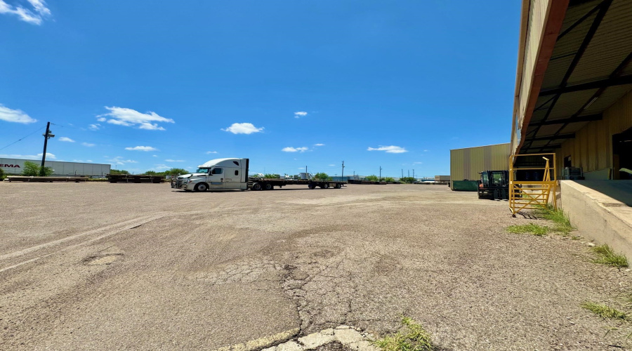 5801 Riverside Dr, Laredo, Texas 78041, 1 Bedroom Bedrooms, 1 Room Rooms,1 BathroomBathrooms,Commercial/industrial,For Rent,5801 Riverside Dr,20252230