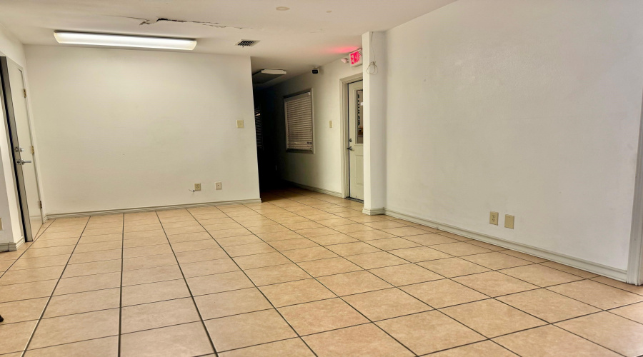 5801 Riverside Dr, Laredo, Texas 78041, 1 Bedroom Bedrooms, 1 Room Rooms,1 BathroomBathrooms,Commercial/industrial,For Rent,5801 Riverside Dr,20252230