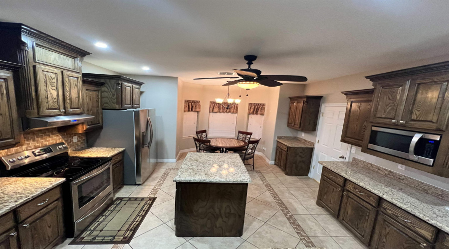 112 Apple Street, Zapata, Texas 78076, 4 Bedrooms Bedrooms, 7 Rooms Rooms,3 BathroomsBathrooms,Residential,For Sale,112 Apple Street,20252271