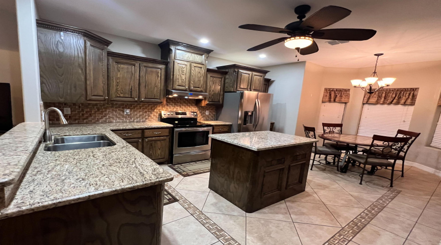 112 Apple Street, Zapata, Texas 78076, 4 Bedrooms Bedrooms, 7 Rooms Rooms,3 BathroomsBathrooms,Residential,For Sale,112 Apple Street,20252271