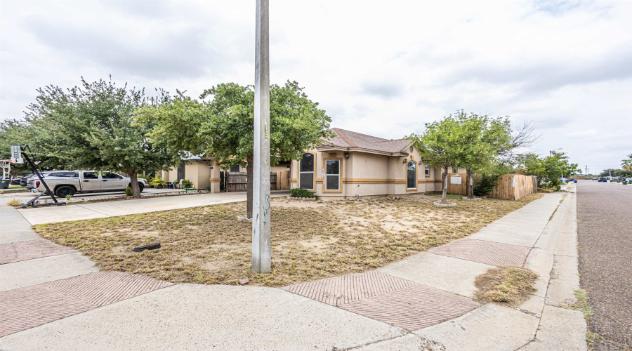 17201 Running Doe St, LAREDO, Texas 78045, 3 Bedrooms Bedrooms, 5 Rooms Rooms,2 BathroomsBathrooms,Residential,For Sale,17201 Running Doe St,20252287