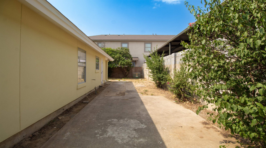 304 Anthony Ln, Laredo, Texas 78046, 3 Bedrooms Bedrooms, 5 Rooms Rooms,2 BathroomsBathrooms,Residential,For Sale,304 Anthony Ln,20252313