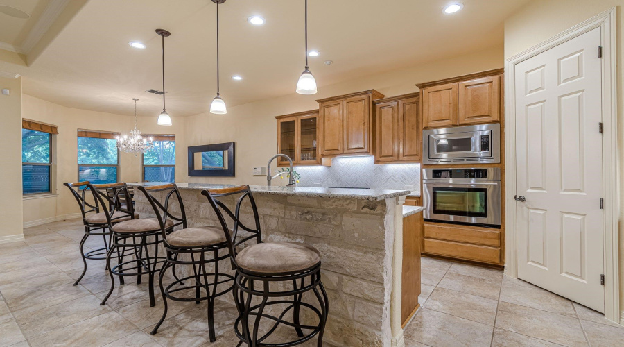 16006 N Huebner Blf, San Antonio, Texas 78248, 3 Bedrooms Bedrooms, 7 Rooms Rooms,2 BathroomsBathrooms,Residential,For Sale,16006 N Huebner Blf,20252416