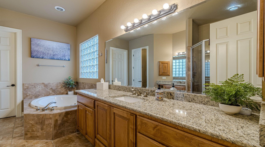 16006 N Huebner Blf, San Antonio, Texas 78248, 3 Bedrooms Bedrooms, 7 Rooms Rooms,2 BathroomsBathrooms,Residential,For Sale,16006 N Huebner Blf,20252416