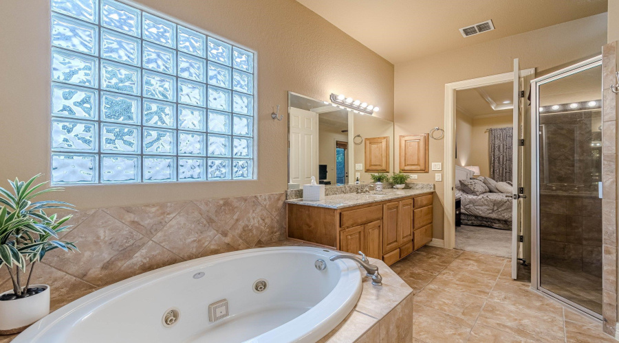 16006 N Huebner Blf, San Antonio, Texas 78248, 3 Bedrooms Bedrooms, 7 Rooms Rooms,2 BathroomsBathrooms,Residential,For Sale,16006 N Huebner Blf,20252416