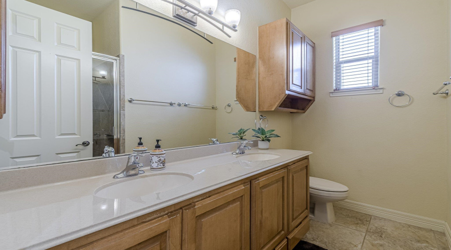 16006 N Huebner Blf, San Antonio, Texas 78248, 3 Bedrooms Bedrooms, 7 Rooms Rooms,2 BathroomsBathrooms,Residential,For Sale,16006 N Huebner Blf,20252416